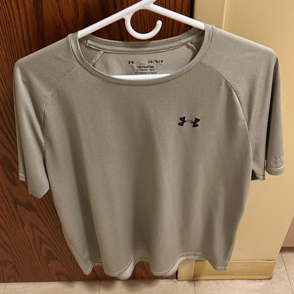 Under armour shirt. Loose fit. - Picture 3 of 4
